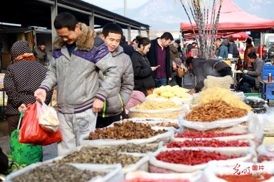 迎新春食品銷售紅火，佳節市場年味濃